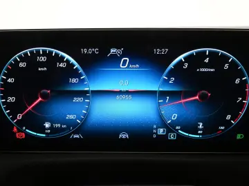 MERCEDES-BENZ CLA 200 AMG LINE PANO KAMERA BURM M-BEAM
