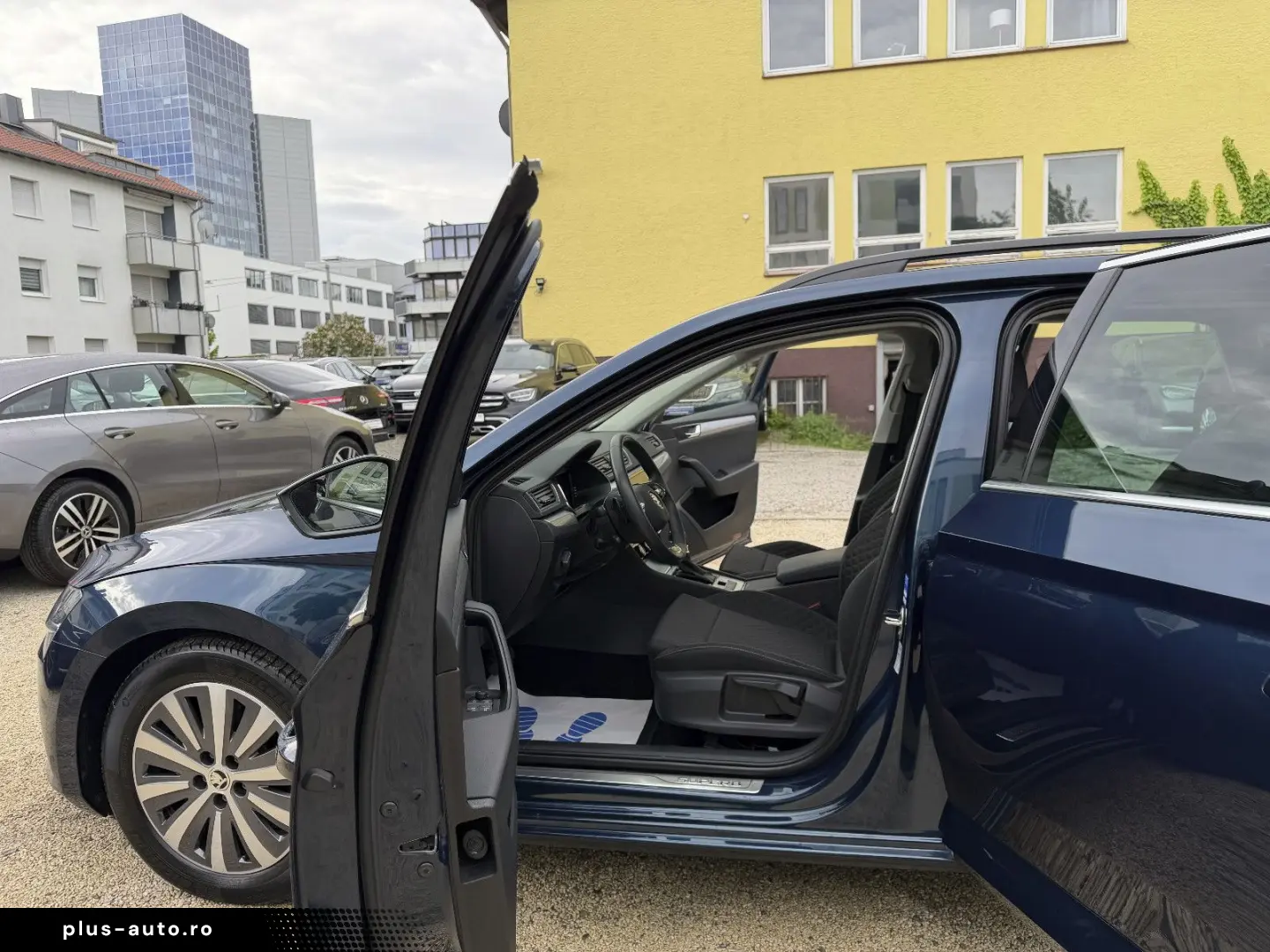 SKODA Superb Combi Ambition DSG ACC PANO-SD LED SPURA.