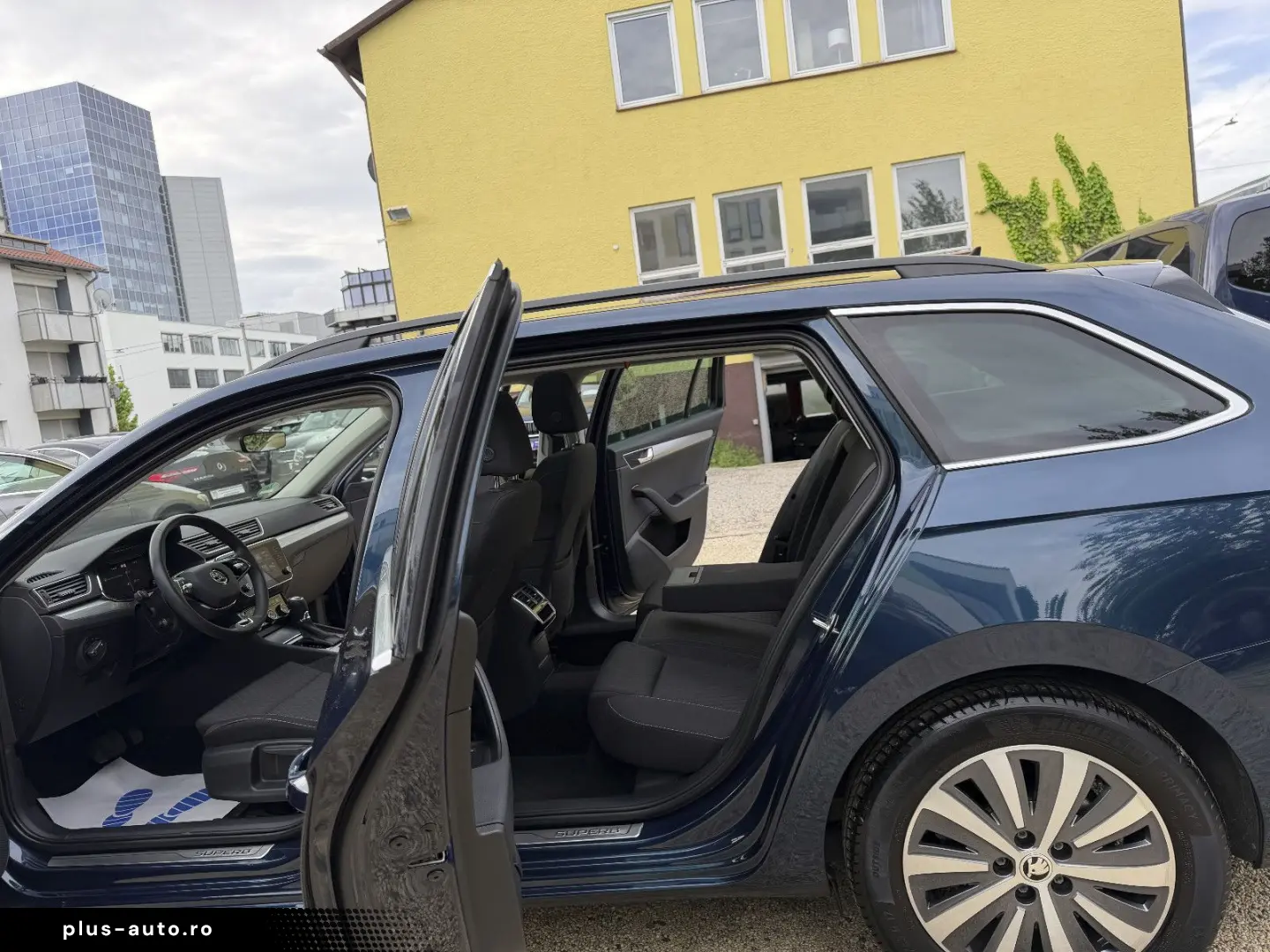 SKODA Superb Combi Ambition DSG ACC PANO-SD LED SPURA.