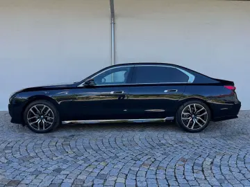BMW 740d xDr.  M SPORT FOND ENT LOUNGE SEAT AT DOORS