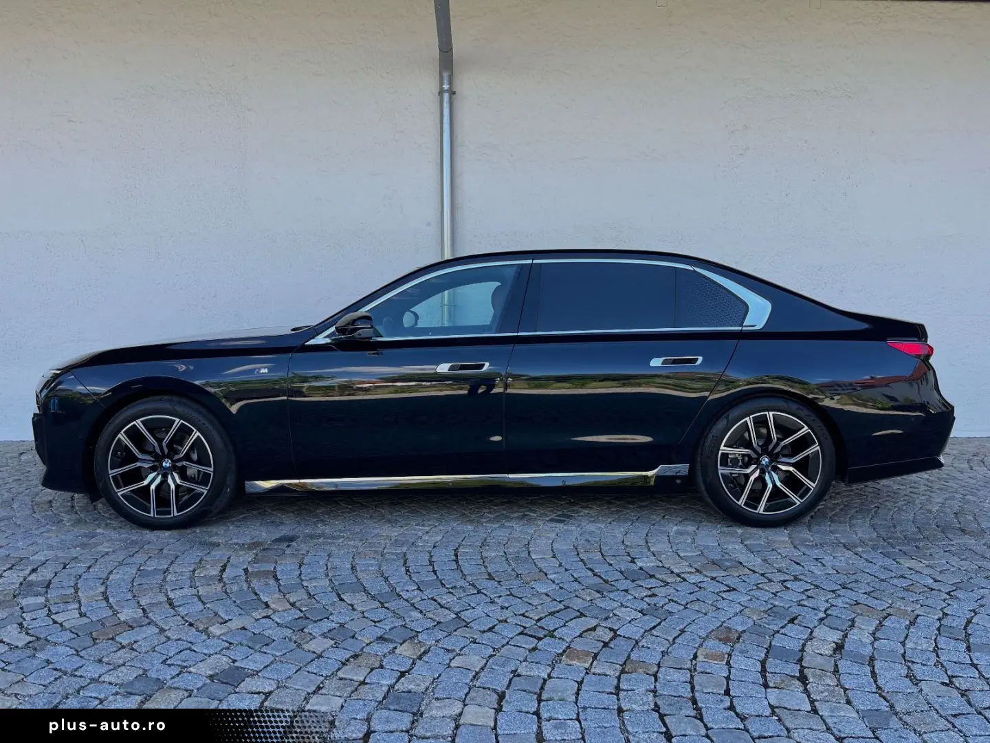 BMW 740d xDr.  M SPORT FOND ENT LOUNGE SEAT AT DOORS