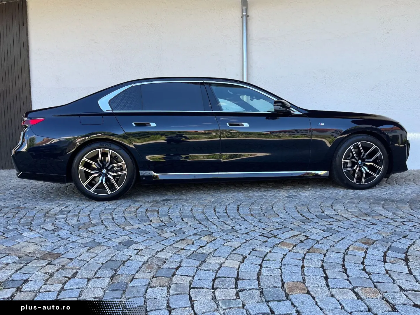 BMW 740d xDr.  M SPORT FOND ENT LOUNGE SEAT AT DOORS