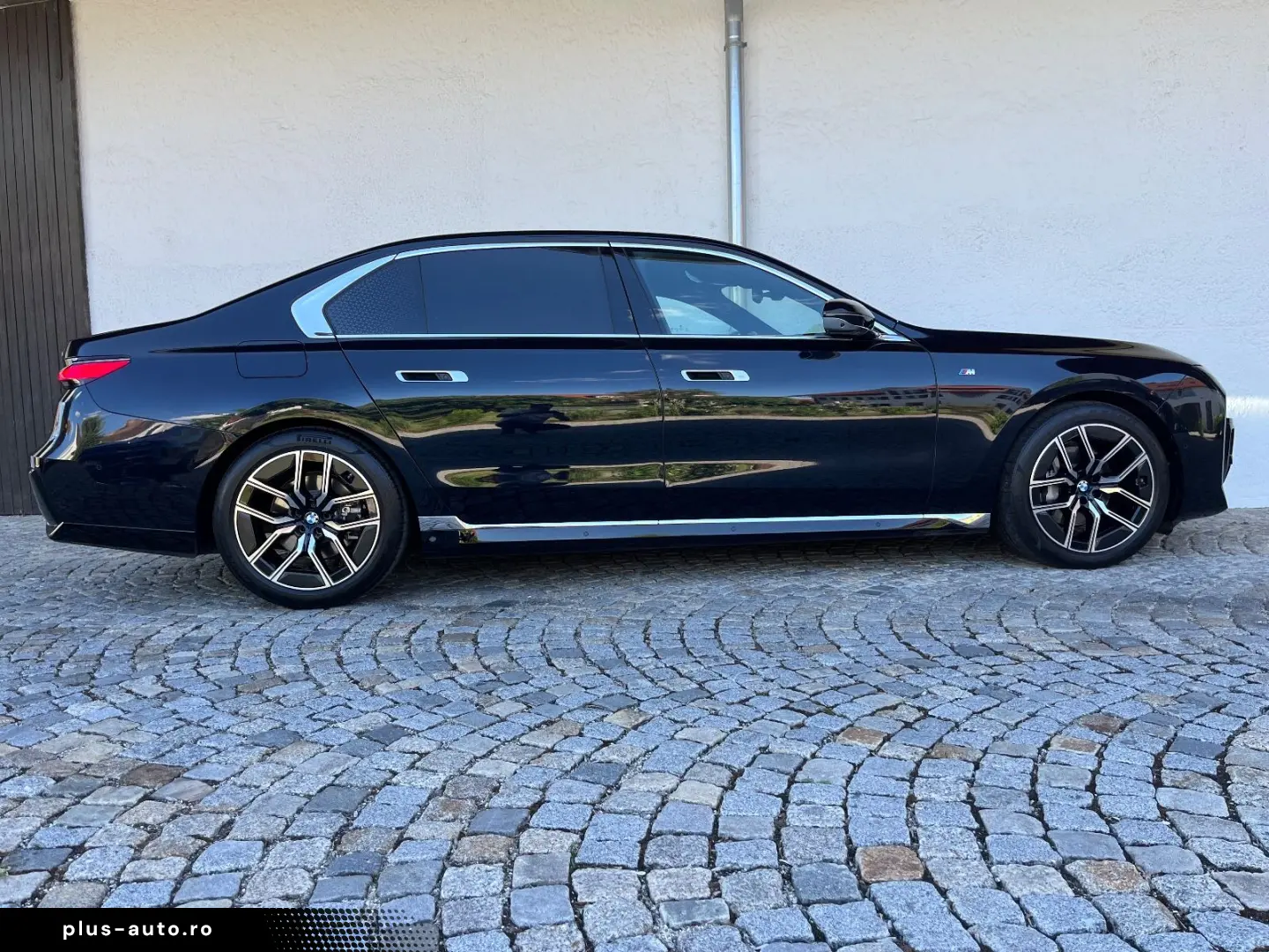 BMW 740d xDr.  M SPORT FOND ENT LOUNGE SEAT AT DOORS