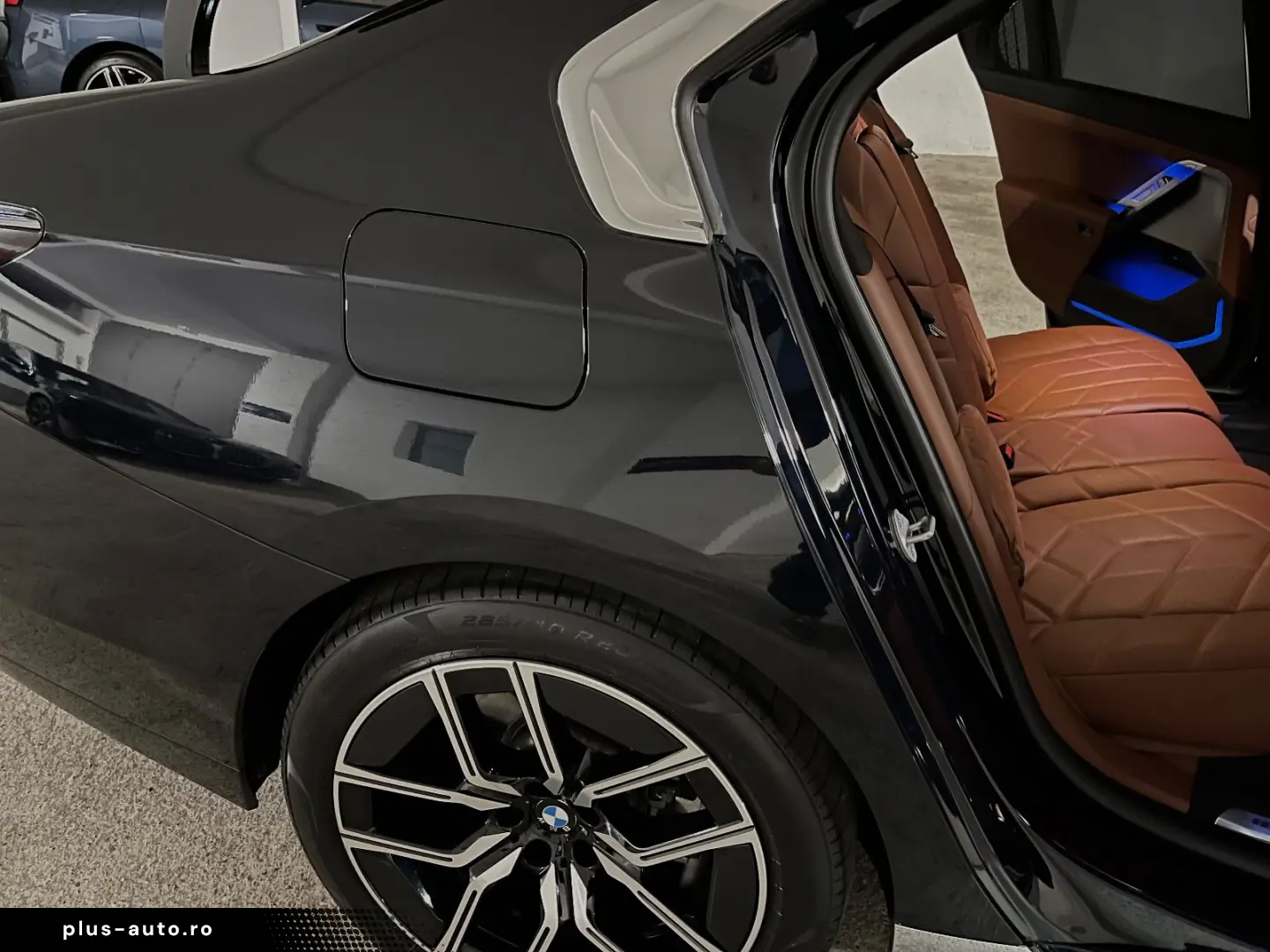 BMW 740d xDr.  M SPORT FOND ENT LOUNGE SEAT AT DOORS