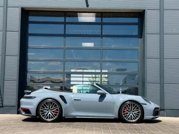 PORSCHE 992 Turbo Cabriolet Heritage Manufaktur Lift