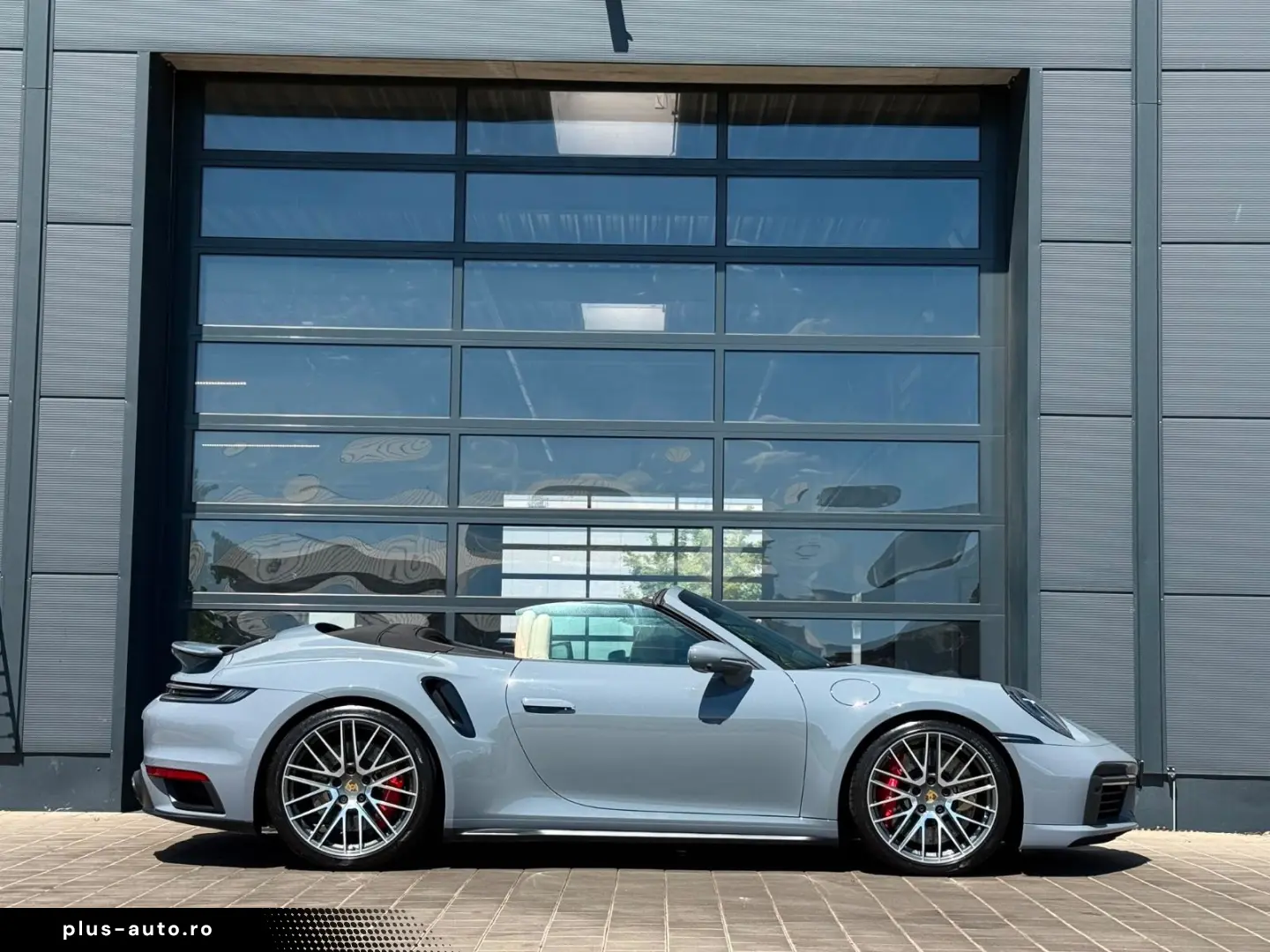PORSCHE 992 Turbo Cabriolet Heritage Manufaktur Lift