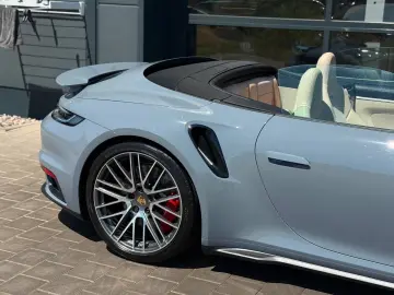 PORSCHE 992 Turbo Cabriolet Heritage Manufaktur Lift