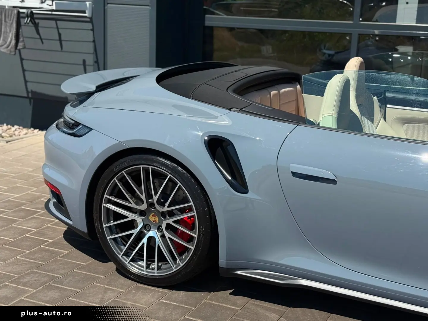 PORSCHE 992 Turbo Cabriolet Heritage Manufaktur Lift