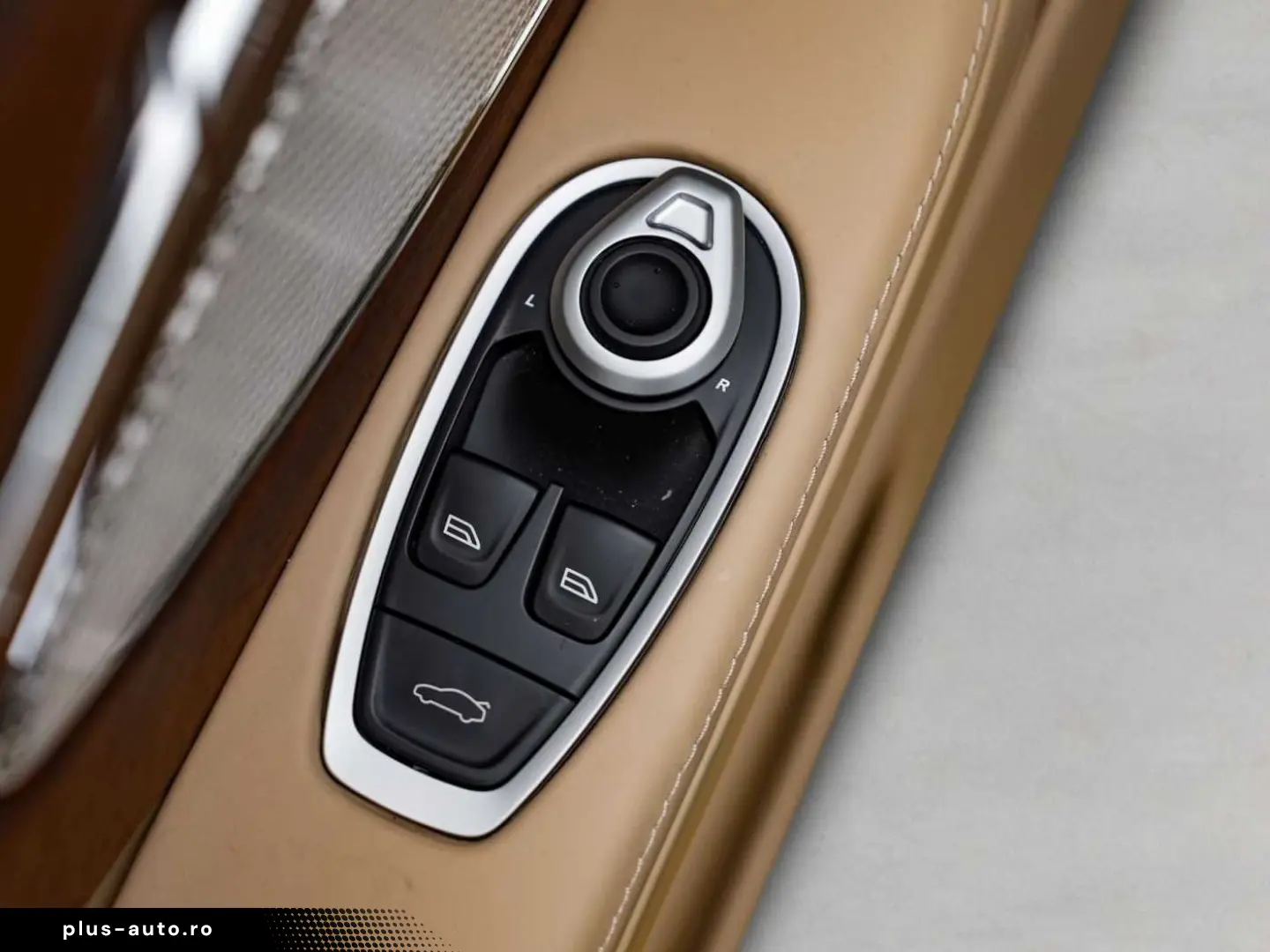ASTON MARTIN DB12 Volante