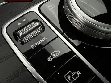 MERCEDES-BENZ C 300 e AMG NIGHT PANO AIRMATIC KEYLESS KAMERA