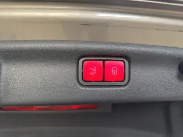 MERCEDES-BENZ C300 AMG Pano Memo DigiLED KeyGo AHK N…
