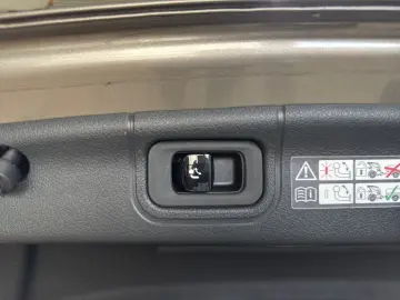 MERCEDES-BENZ C300 AMG Pano Memo DigiLED KeyGo AHK N…