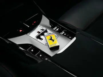 FERRARI Purosangue V12 DCT 4WD