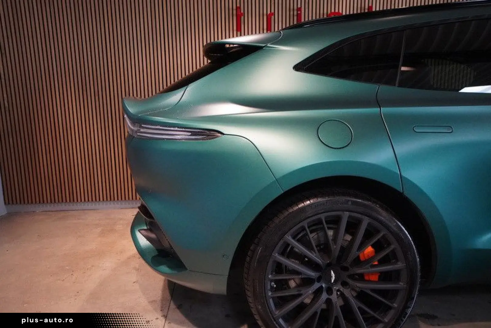 ASTON MARTIN DBX 4.0 V8 U-Frei BRD  Racing Green  23 Zoll
