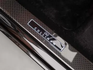 Rolls-Royce Cullinan Black Badge Mandarin
