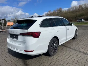 SKODA Octavia DSG Style 4x4 PANO KEYLESS VIRTUAL