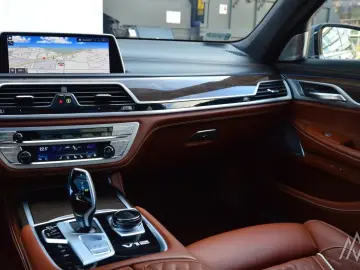 BMW 760Li XDrive 6.6L 585PS  V12 Excellence