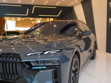 BMW 750 e xDrive M Sport VOLL ACC Pano Massage HeadU