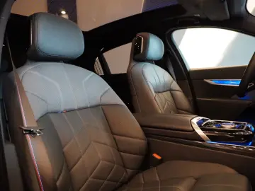 BMW 750 e xDrive M Sport VOLL ACC Pano Massage HeadU