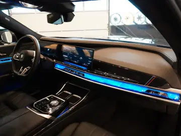 BMW 750 e xDrive M Sport VOLL ACC Pano Massage HeadU