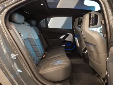BMW 750 e xDrive M Sport VOLL ACC Pano Massage HeadU
