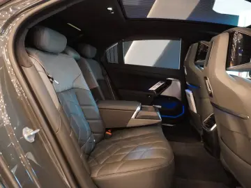 BMW 750 e xDrive M Sport VOLL ACC Pano Massage HeadU