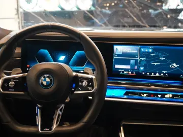 BMW 750 e xDrive M Sport VOLL ACC Pano Massage HeadU