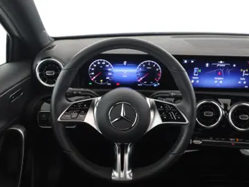 MERCEDES-BENZ A 200 Progressive Pano.-Dach CarPlay Winter-P.