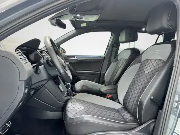 VW Tiguan 2.0 TDI 4M DSG R LINE PANO AHK MATRIX CAM