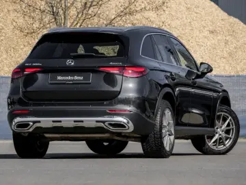 MERCEDES-BENZ GLC 300 e 4M Avantgarde Wide Digital P…