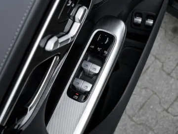 MERCEDES-BENZ GLC 300 e 4M Avantgarde Wide Digital P…