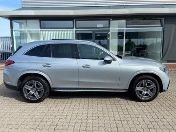 MERCEDES-BENZ GLC 300 e 4M AMG-Premium AHK Pano Dist…