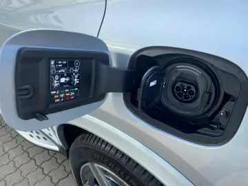 MERCEDES-BENZ GLC 300 e 4M AMG-Premium AHK Pano Dist…