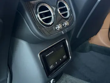 BENTLEY Bentayga V8