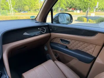 BENTLEY Bentayga V8