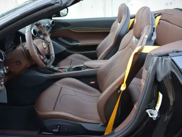 FERRARI Portofino 3.9 T V8 DCT  Carbon LED Lenkrad PPF