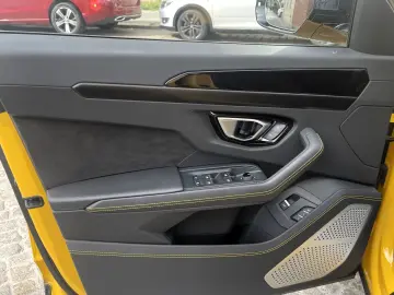 LAMBORGHINI Urus S