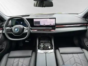 BMW 550e xDrive Inkl. € 1.190 Zubehörbonus AHK Panor