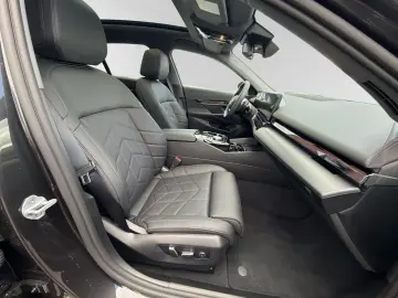 BMW 550e xDrive Inkl. € 1.190 Zubehörbonus AHK Panor