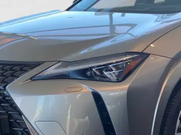 LEXUS UX 300e Entry   Luxury-Paket   HUD