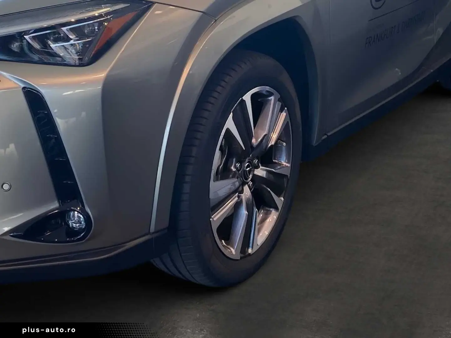 LEXUS UX 300e Entry   Luxury-Paket   HUD
