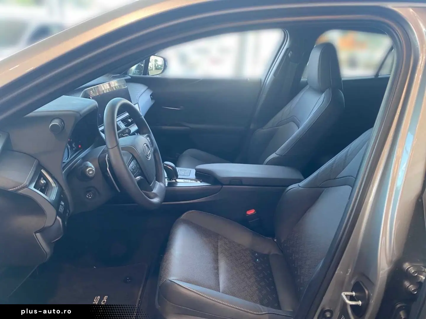 LEXUS UX 300e Entry   Luxury-Paket   HUD