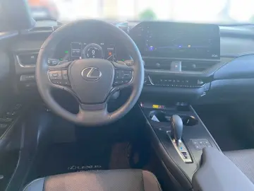 LEXUS UX 300e Entry   Luxury-Paket   HUD