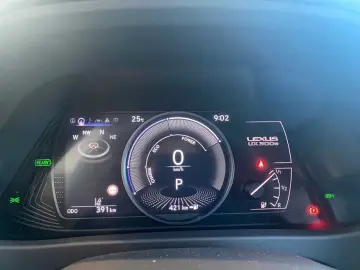 LEXUS UX 300e Entry   Luxury-Paket   HUD