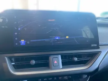 LEXUS UX 300e Entry   Luxury-Paket   HUD