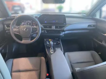 LEXUS UX 300e Entry   Luxury-Paket   HUD