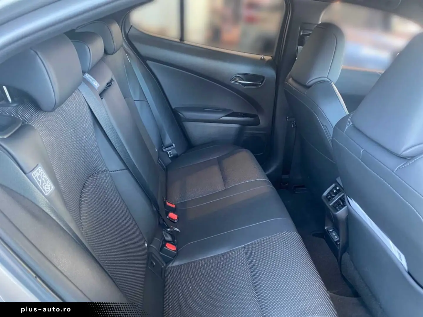LEXUS UX 300e Entry   Luxury-Paket   HUD