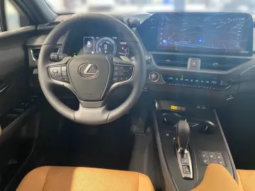 LEXUS UX 300e Entry   Luxury-Paket   HUD