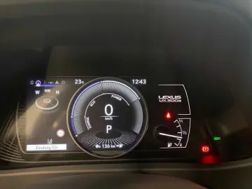 LEXUS UX 300e Entry   Luxury-Paket   HUD