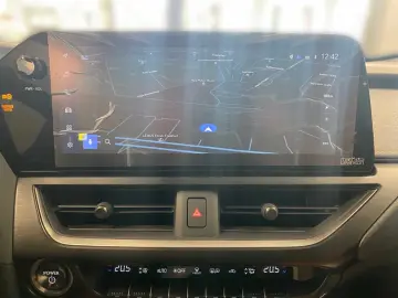 LEXUS UX 300e Entry   Luxury-Paket   HUD